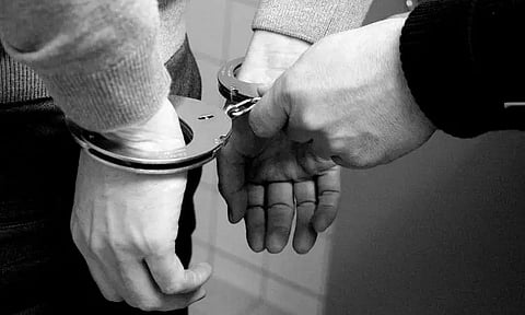 சிங்கப்பூரில் குளிர்பான பாட்டில் திருடிய இந்தியருக்கு சிறை