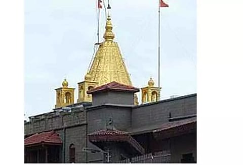 அரசியல்வாதிகள் இடம்பெற்றதாக புகார்: ஷீரடி சாய்பாபா கோவில் அறக்கட்டளை நிர்வாக குழு நியமனம் ரத்து- ஐகோர்ட்டு உத்தரவு