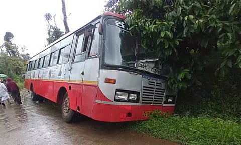 சாக்கடை கால்வாய்க்குள் இறங்கி நின்ற அரசு பஸ்