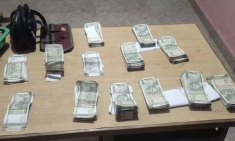 விருத்தாசலத்தில் பரபரப்பு பெண் ஊழியர்களுக்கு வந்த ஊதியத்தை மொத்தமாக சுருட்டிய அதிகாரிகள் கட்டுக்கட்டாக பணம் பறிமுதல்