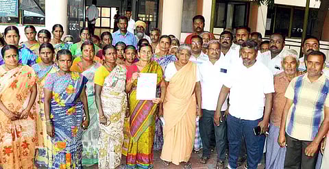 பெருந்துறை தினசரி மார்க்கெட்டில் 3 தளங்களுடன் புதிய கட்டிடம் கட்ட வியாபாரிகள் எதிர்ப்பு; கலெக்டர் அலுவலகத்தில் மனு