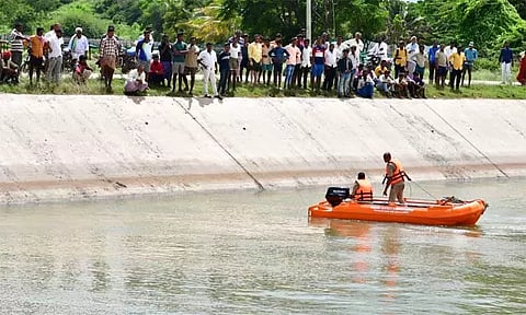 சரக்கு ஆட்டோ பாசன கால்வாய்க்குள் பாய்ந்தது; 3 பெண் தொழிலாளிகள் பலி