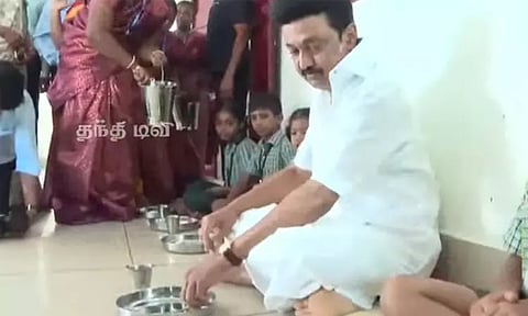 பள்ளிகளில் காலை சிற்றுண்டி வழங்கும் திட்டம்: முதல்-அமைச்சர் மு.க. ஸ்டாலின் தொடங்கி வைத்தார்