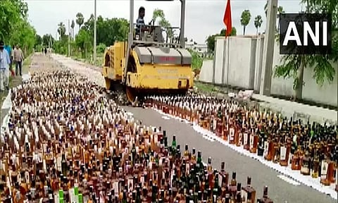 ஆந்திராவில் ரூ.5.47 கோடி மதிப்பிலான மதுபானம் பறிமுதல்; 2.43 லட்சம் மதுபாட்டில்களை புல்டோசர் மூலம் அழித்த போலீசார்!