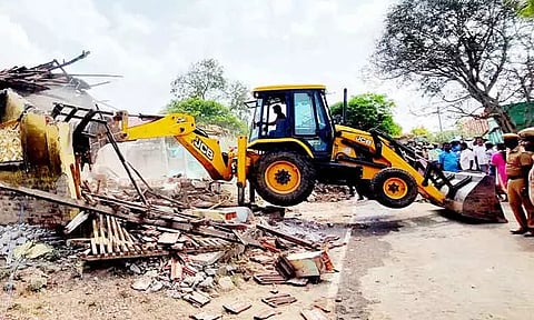 காஞ்சீபுரத்தில் ஆக்கிரமிப்புகள் அகற்றம்; பொதுமக்கள் சாலைமறியல்