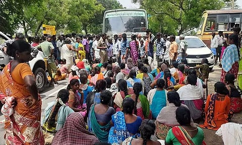 தேசிய ஊரக வேலை வழங்கக்கோரி கிராம மக்கள் சாலை மறியல் ரிஷிவந்தியம் அருகே பரபரப்பு