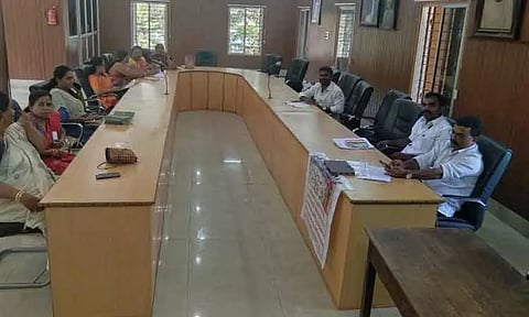 கவுன்சிலர்கள் 'திடீர்' உள்ளிருப்பு போராட்டம்