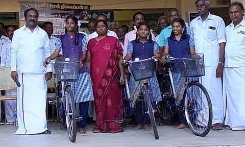 ரிஷிவந்தியம், கச்சிராயப்பாளையம் பகுதி அரசு பள்ளி மாணவர்களுக்கு விலையில்லா சைக்கிள் எம்.எல்.ஏ.க்கள் வசந்தம் கார்த்திகேயன், உதயசூரியன் வழங்கினர்