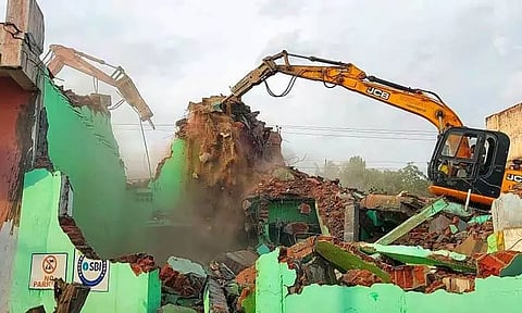 விருத்தாசலத்தில் நவீன எந்திரங்கள் மூலம் ஆக்கிரமிப்பு கட்டிடங்கள் அகற்றம் ஆபரேட்டர்கள் மீது கற்களை வீசியதால் பரபரப்பு