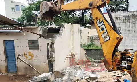 பெங்களூருவில் 4-வது நாளில் ராஜகால்வாய்களை ஆக்கிரமித்த 29 கட்டிடங்கள் இடித்து அகற்றம்