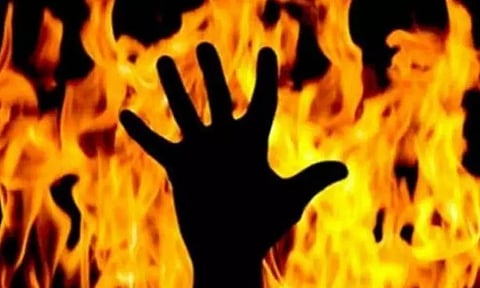 போலீஸ் நிலையம் முன்பு ஆட்டோ டிரைவர் தீக்குளிப்பு - சூளைமேட்டில் பரபரப்பு