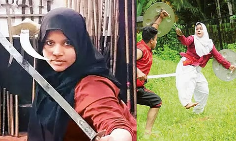 பெண்களுக்கு தற்காப்பை கற்றுக்கொடுக்கும் களரி