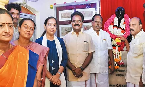 பேரறிஞர் அண்ணா நினைவு இல்லத்தில் உருவ சிலைக்கு மாலை அணிவித்து மரியாதை