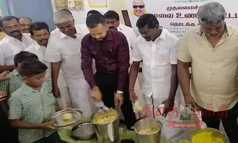 அரசு பள்ளியில் காலை உணவு திட்டம்; கலெக்டர் ஆகாஷ் தொடங்கி வைத்தார்