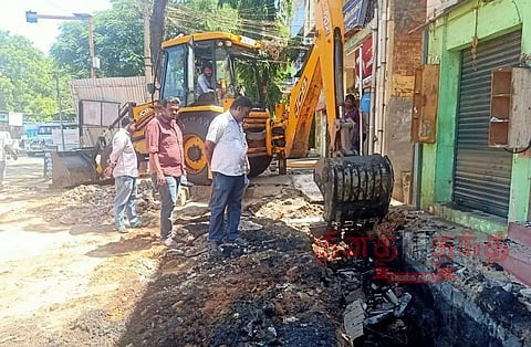 தேனியில் ஆக்கிரமிப்புகளை அகற்றி வடிகால் தூர்வாரும் பணி