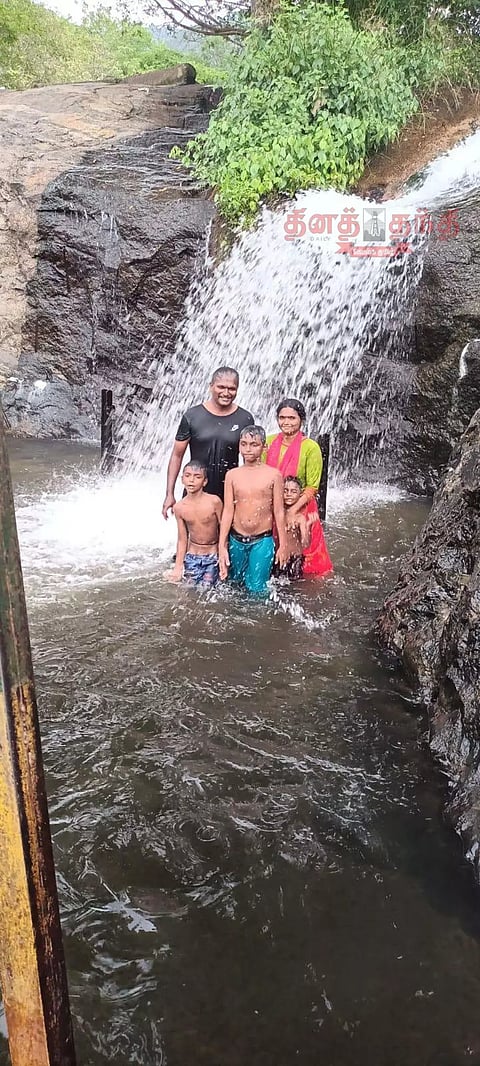 பெரியகுளம் அருகே கும்பக்கரை அருவியில் குளித்து மகிழ்ந்த சுற்றுலா பயணிகள்