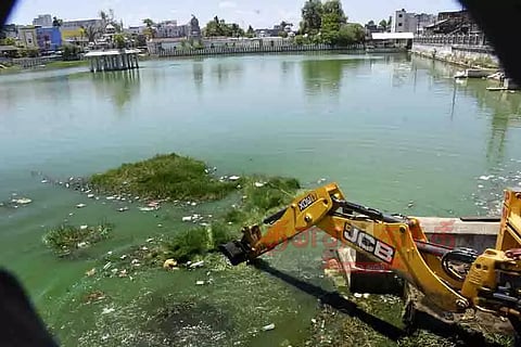 'தினத்தந்தி' செய்தி எதிரொலி: பல்லவன் குளத்தில் இருந்த கழிவுகள் அகற்றம்