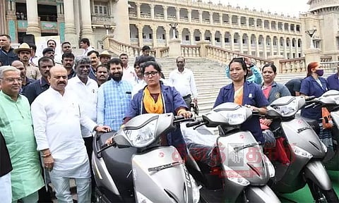 பெங்களூருவில் துப்புரவு தொழிலாளர்களுக்கு மின்சார ஸ்கூட்டர்; முதல்-மந்திரி பசவராஜ் பொம்மை வழங்கினார்