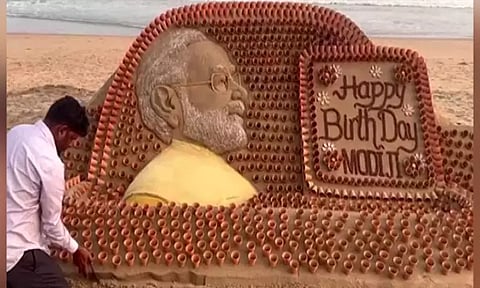 1000க்கும் மேற்பட்ட தேநீர் கோப்பைகளால் பிரதமர் மோடியின் 5 அடி உயர மணல் சிற்பம் உருவாக்கி பிறந்தநாள் வாழ்த்து!