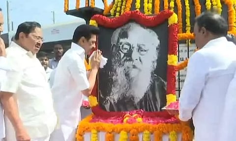 பெரியார் சிலைக்கு முதல் அமைச்சர் மு.க.ஸ்டாலின் மலர் தூவி மரியாதை