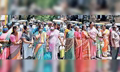 தெருக்களில் தேங்கி உள்ள கழிவுநீரை அகற்றக்கோரி பெண்கள் திடீர் சாலை மறியல்