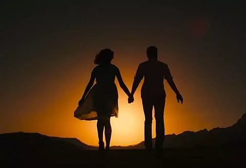 கணவர் வெளிநாட்டில் வேலை ...! பேஸ்புக் காதல் ...! 22 வயது வாலிபருடன் 40 வயது பெண் ஓட்டம்