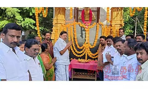 பெரியார் சிலைக்கு, அமைச்சர் காந்தி மாலை அணிவித்து மரியாதை