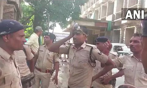 போலீஸ் ஸ்டேசனில் ஆயுதங்களுடன் புகுந்து கிராம மக்கள் திடீர் தாக்குதல்! 9 போலீசார் படுகாயம் - பீகாரில் பரபரப்பு சம்பவம்