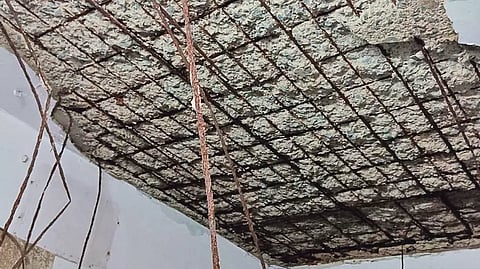 வியாசர்பாடி போலீஸ் நிலையத்தில் மேற்கூரை சிமெண்டு பூச்சு இடிந்து விழுந்தது - போலீசார் உயிர் தப்பினர்