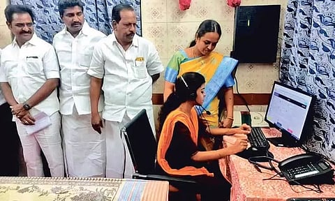 மக்களின் குறைகளை கண்டறிய காஞ்சீபுரம் மாநகராட்சியில் கட்டணமில்லா தொலைபேசி எண் சேவை மையம் - மேயர் தொடங்கி வைத்தார்