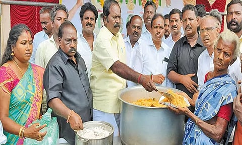 பா.ம.க. சார்பில் அன்னதானம்