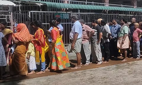 புரட்டாசி மாதப்பிறப்பையொட்டி பழனி முருகன் கோவிலில் ஏராளமான பக்தர்கள் குவிந்தனர்