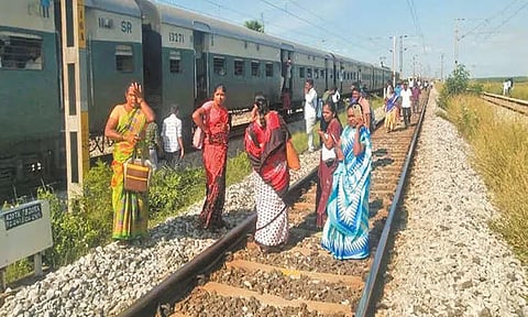 திருவள்ளூர் அருகே சிக்னல் கோளாறால் ரெயில் சேவை பாதிப்பு; பயணிகள் கடும் அவதி