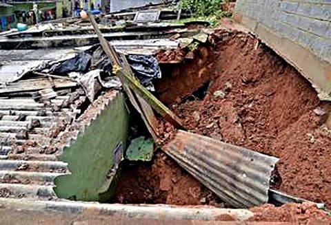 தானேயில் சுவர் இடிந்து விழுந்து 3 குடிசை வீடுகள் சேதம்