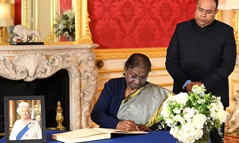 இங்கிலாந்து ராணி 2-ம் எலிசபெத்துக்கான இரங்கல் புத்தகத்தில் இந்திய ஜனாதிபதி முர்மு கையெழுத்திட்டார்