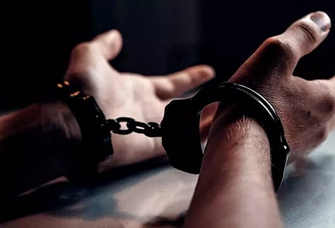 பாந்திராவில் முதியவரை துப்பாக்கியால் சுட்ட ரெயில்வே ஊழியர் கைது- உத்தரபிரதேசத்தில் சிக்கினார்