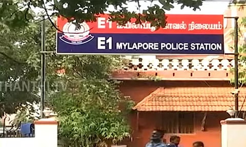 மயிலாப்பூர் கோவிலை பக்தர்களின் கட்டுப்பாட்டில் ஒப்படைக்கக் கோரி போராட்டம் - பாஜக கவுன்சிலர் உட்பட 75 பேர் மீது வழக்குப்பதிவு