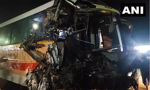 மராட்டியம்: பேருந்து மீது கண்டெய்னர் லாரி மோதி விபத்து - ஒருவர் பலி, 3 பேர் காயம்