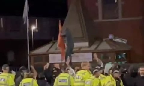 இங்கிலாந்தில் இந்து கோவிலில் இருந்த காவி கொடி கிழிப்பு! இரு பிரிவினர் இடையே வன்முறை