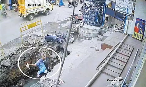 ஆதம்பாக்கத்தில் மழைநீர் கால்வாய் பள்ளத்தில் தவறி விழுந்த என்ஜினீயர்; இரும்பு கம்பி குத்தியதால் படுகாயம்