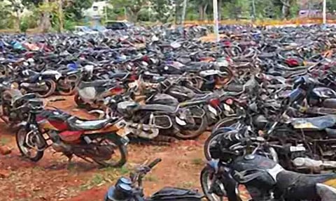 மதுவிலக்கு வழக்குகளில் கைப்பற்றப்பட்ட வாகனங்கள் ஏலம் நாளை மறுநாள் நடக்கிறது - செங்கல்பட்டு மாவட்ட கலெக்டர்