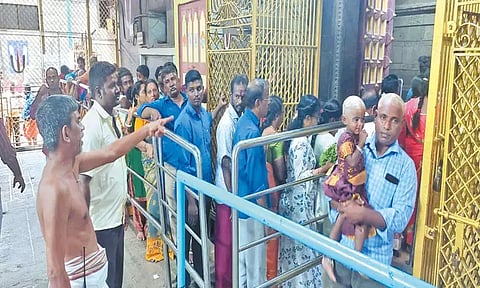 புரட்டாசி மாதம் தொடங்கியதை முன்னிட்டு வீரராகவ பெருமாள் கோவிலில் திரண்ட பக்தர்கள்