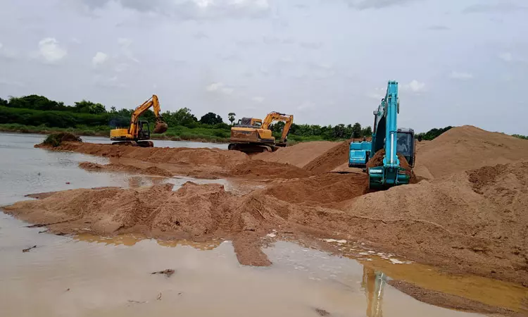 மாயமானவர்களில் ஒரு வாலிபரின் உடல் கரை ஒதுங்கியது