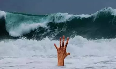 ராட்சத அலையில் சிக்கி என்ஜினீயரிங் கல்லூரி மாணவர் சாவு