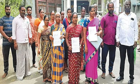 குடியிருப்பு பகுதியில் உள்ள செல்போன் கோபுரத்தை அகற்றக்கோரி கலெக்டர் அலுவலகத்தை முற்றுகையிட்ட பொதுமக்கள்