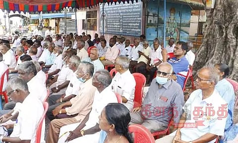 ஓய்வூதியர் சங்கத்தினர் தர்ணா போராட்டம்