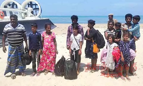 தனுஷ்கோடி கடலின் நடுவே மணல் திட்டில் குழந்தைகள் உள்பட 12 பேர் பரிதவிப்பு