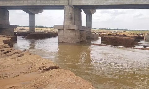 மண் அரிப்பால் தென்பெண்ணையாற்று மேம்பாலம் சேதமடையும் அபாயம்