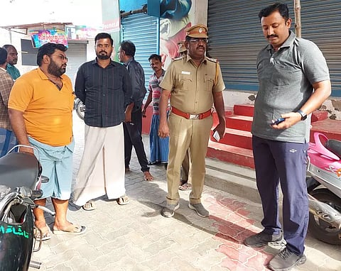 நகைக்கடையின் பூட்டை உடைத்து கொள்ளையடிக்க முயன்ற முகமூடி கும்பல்