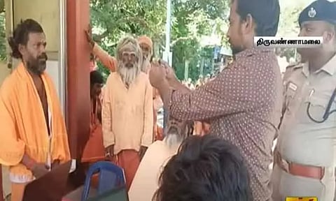 திருவண்ணாமலை கிரிவலப்பாதையில் சாதுக்களுக்கு அடையாள அட்டை விநியோகம்